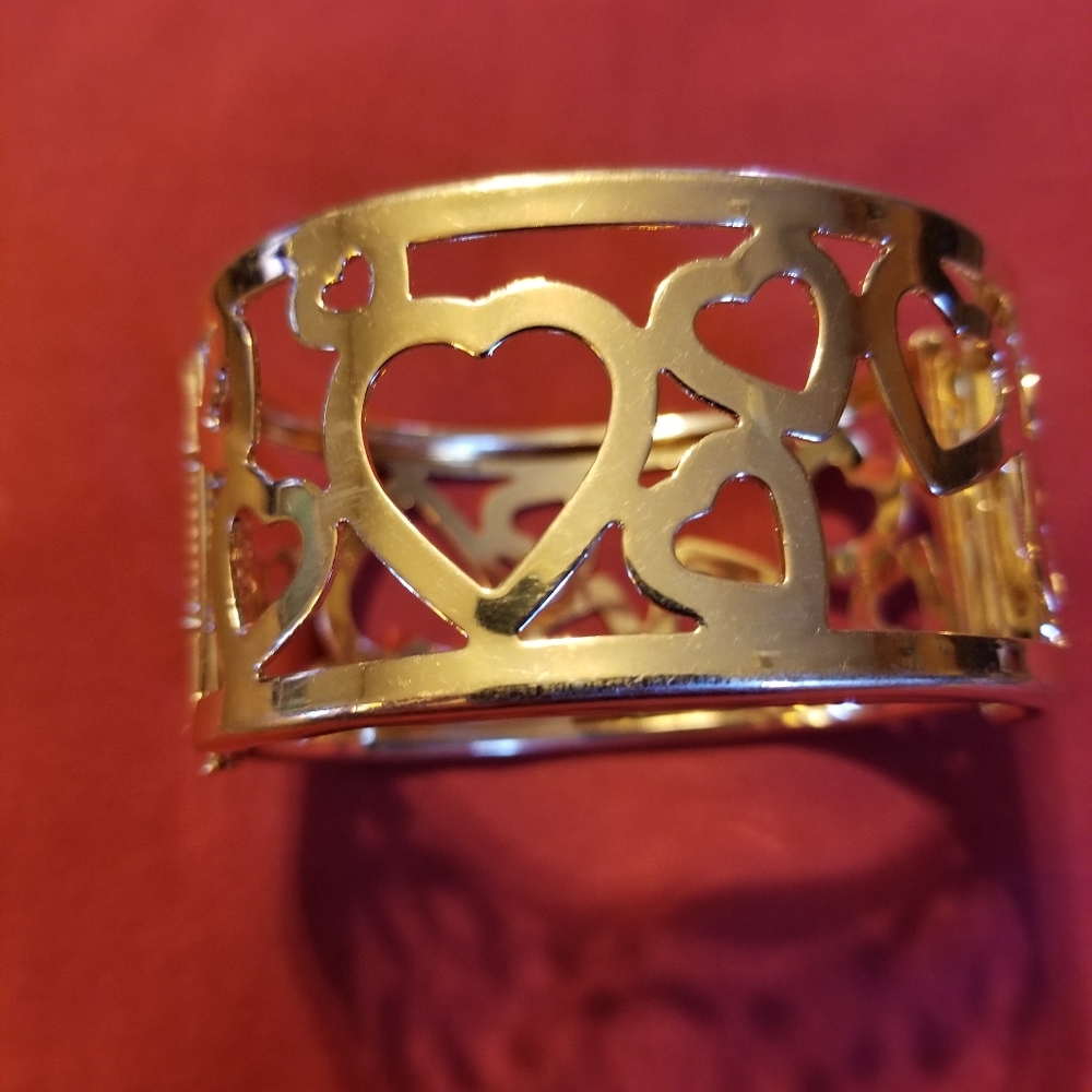 Heart bangle bracelet